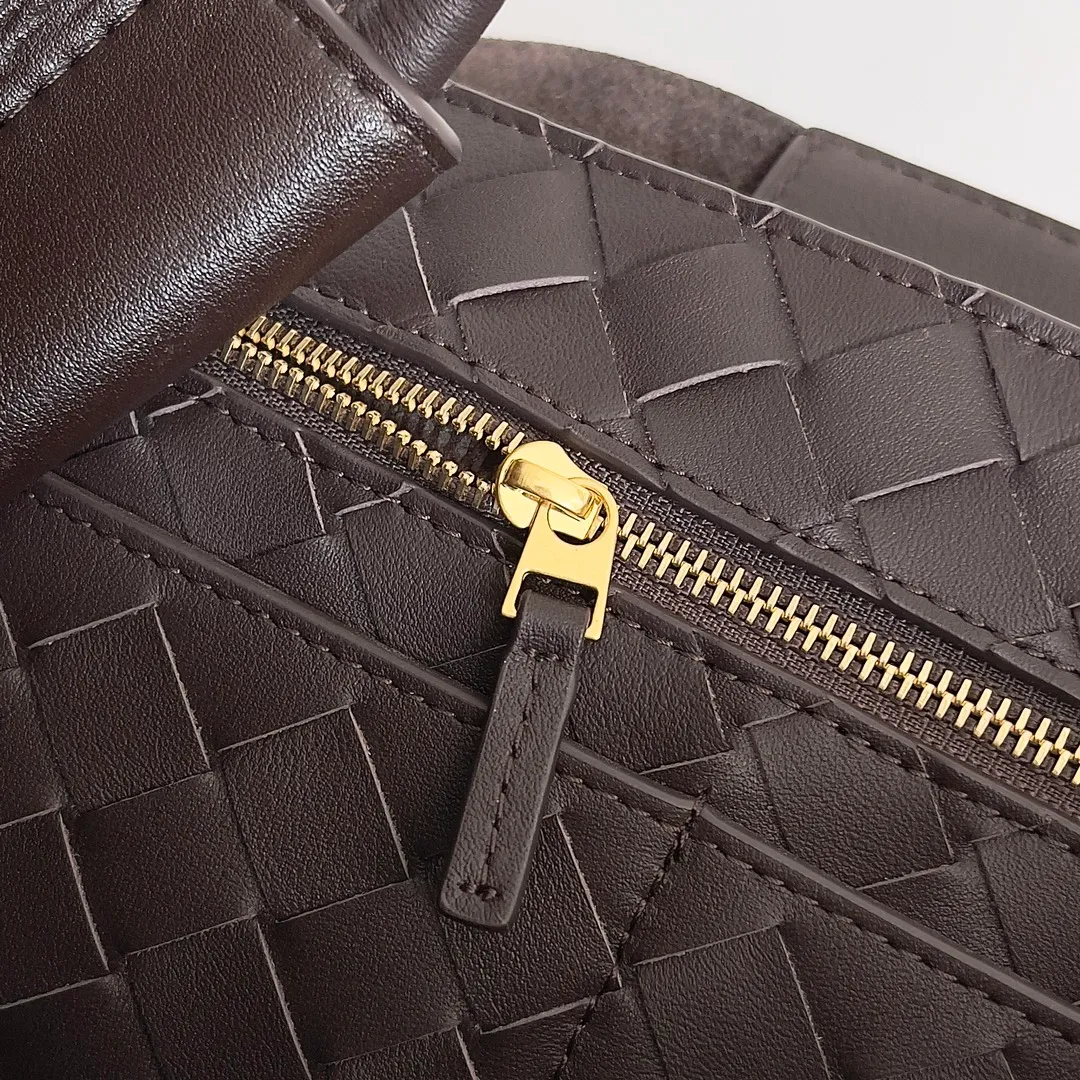 Batch 2560 BV The all-leather Andiamo is new, a very casual splayed buckle bag, which also means that its weight is very light, which greatly reduces our burden when going out for shopping. It can be carried cross-body, hand-held, or carried under the armpit. Taking into account the different backpacking habits of people, the simple design brings us more inspiration. Matched with various keychains and dolls, it will become the finishing touch in the outfit. Medieval style and modern style can also be perfectly blended🫧🫧 Style number: 810214 Size: 32*24*12cm